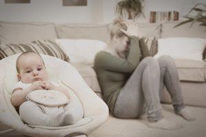 Esto es todo lo que debes saber sobre la depresión Posparto Young woman suffering from postpartum depression