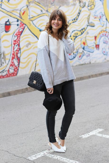 Zapatos blancos y jersey de Stradivarius zapatos blancos destalonados y bolso acolchado tipo chanel