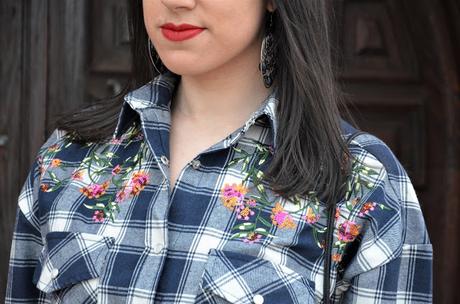 Camisa de cuadros con flores bordadas