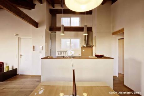 suelo de madera piso vacaciones valencia paredes de piedra y ladrillo open concent estilo nórdico estilo escandinavo decoración buhardilla decoración atico cocina abierta airbnb 