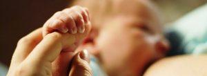 Dolor de cólico en bebés amamantados: ¿debe cambiar a la leche de fórmula o ajustar su dieta?