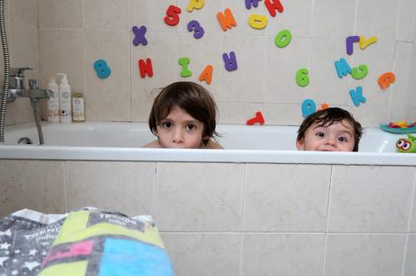 Así es nuestra hora del baño con 2 niños