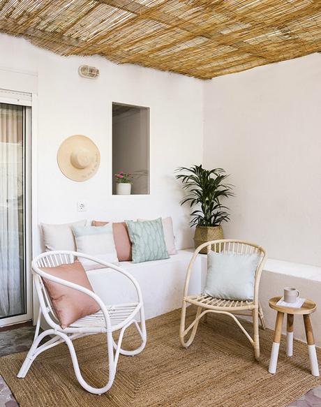 Un apartamento con una decoración natural y fresca