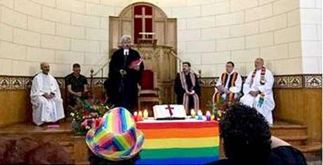 La IEE pone la Biblia en el ‘altar’ del orgullo gay