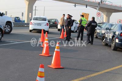 ACTIVISTAS LEVANTAN PLUMAS EN LA CASETA DE LA AUTOPISTA P...