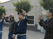 Desempleados saharauis protestan encadenados