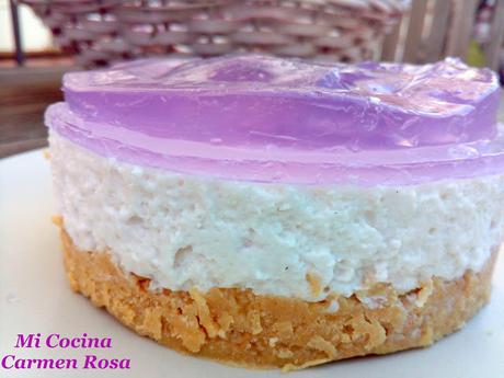 TARTA DE QUESO CON CARAMELOS DE VIOLETAS TARTA DE QUESO CON CARAMELOS DE VIOLETAS