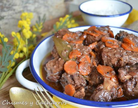 Rabo de ternera con vino tinto y verduras