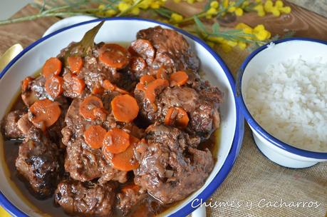 Rabo de ternera con vino tinto y verduras