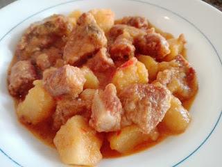 Patatas con costilla y butifarra