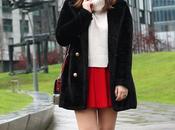 Outfit abrigo pelo falda roja