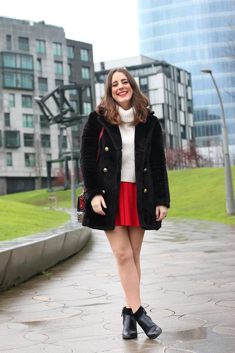 Outfit con abrigo de pelo y falda roja
