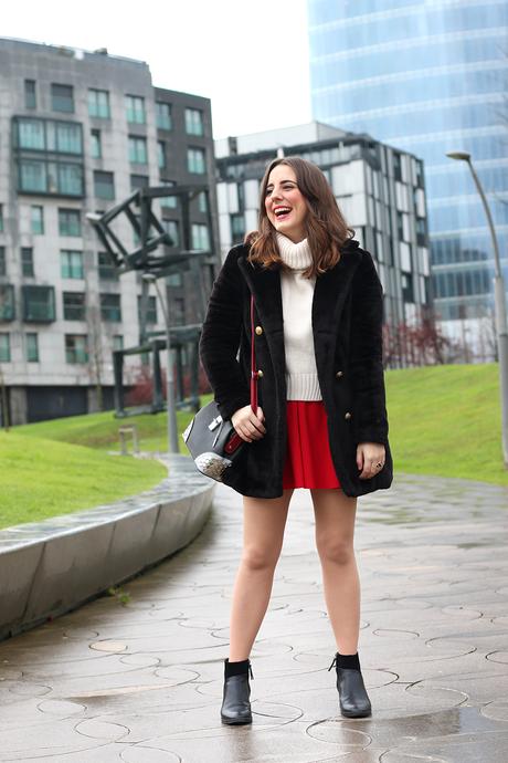 Outfit con abrigo de pelo y falda roja