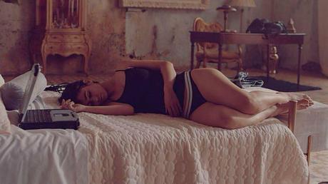 La imagen puede contener: una o varias personas, personas sentadas, habitación e interior