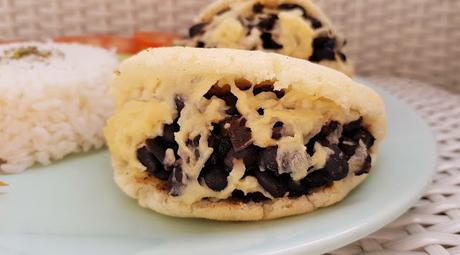 Arepas Dominó veganas rellenas de caraotas (judías negras) y queso