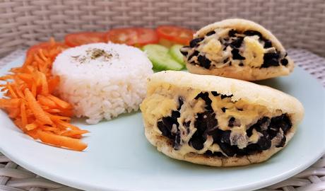 Arepas Dominó veganas rellenas de caraotas (judías negras) y queso