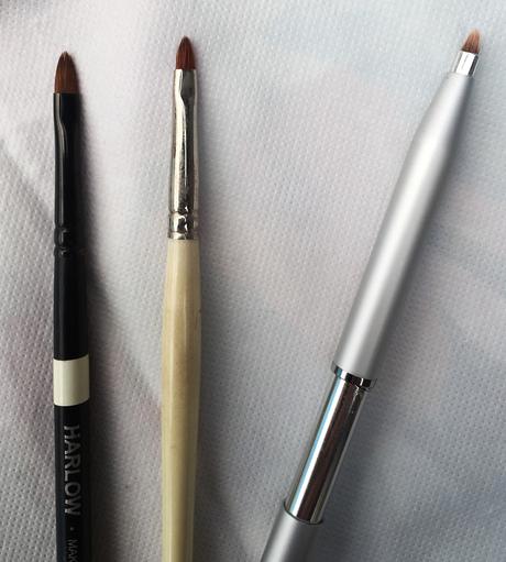 Si utilizas colores fuertes los labios quedan más definidos con pincel. Especial Maquillaje: Los 5 pinceles que más usarás. Que no te engañen.