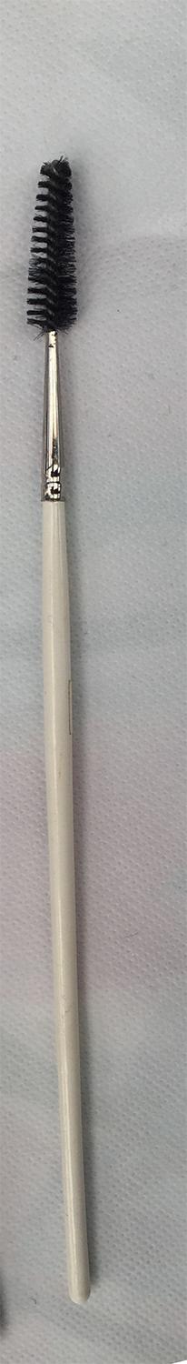 Este pincel es uno de esos que no merece la pena comprar. Especial Maquillaje: Los 5 pinceles que más usarás. Que no te engañen.