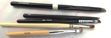 Los pinceles con la punta sesgada te ayudan a crear líneas fácilmente. Especial Maquillaje: Los 5 pinceles que más usarás. Que no te engañen.