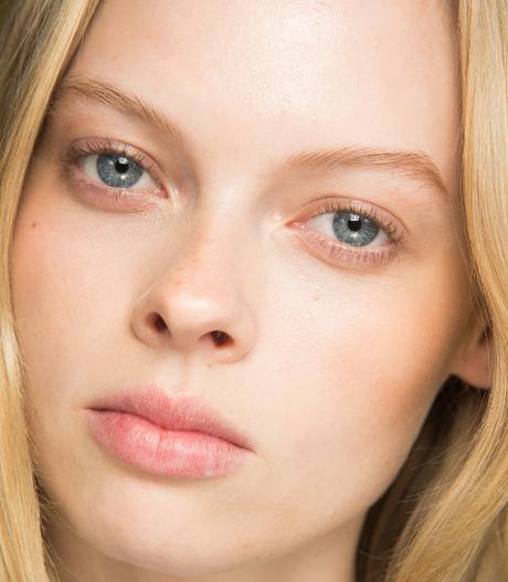 Los maquillajes naturales están de moda y para ellos no necesitas de tanta brocha. Foto vogue.com Especial Maquillaje: Los 5 pinceles que más usarás. Que no te engañen.