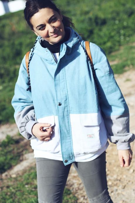 Con cazadora bicolor