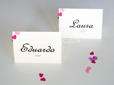 Marcasitios personalizados con corazones de cartulina de distintos colores Marcasitios personalizados con corazones de cartulina de distintos colores