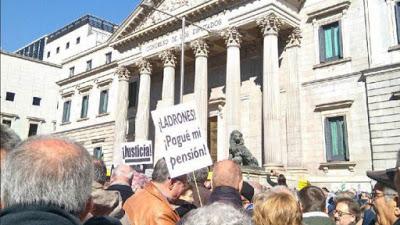 Pensionistas frente al Congreso.