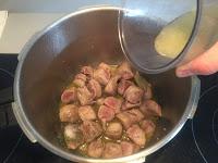 GUISO DE MAGRO DE CERDO Y ALCACHOFAS