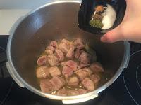 GUISO DE MAGRO DE CERDO Y ALCACHOFAS