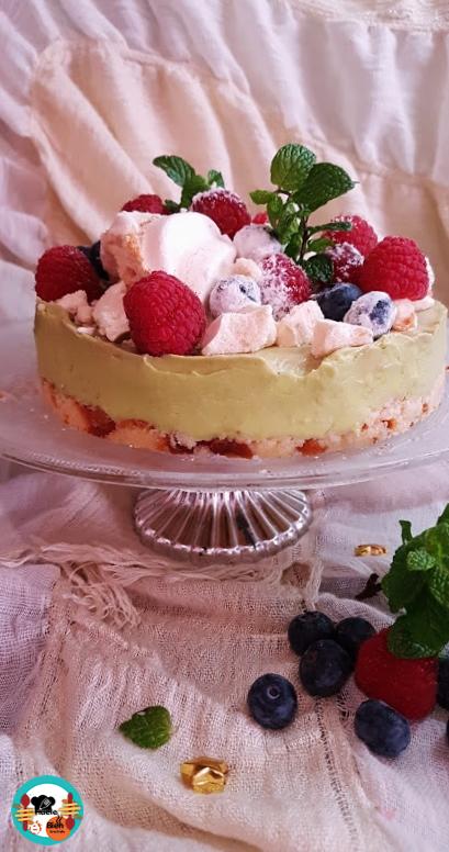 Tarta de aguacate y frutas rojas