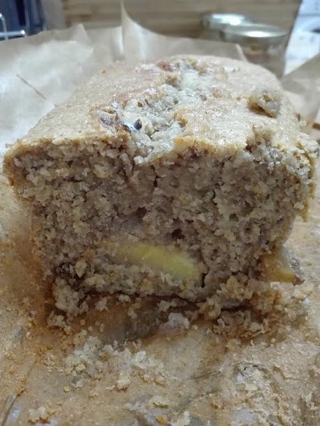 BIZCOCHO DE YOGUR DE ESPELTA CON MANZANA Y NUECES