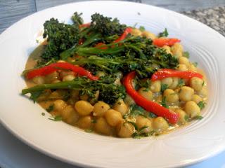 Garbanzos especiados con Bimi y pimiento asado