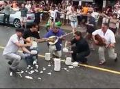 Animándose. “Ένας έλληνας τους έκανε χορεύουν Ζορμπά…”