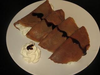 CRÊPES DE CHOCOLATE Y NATA