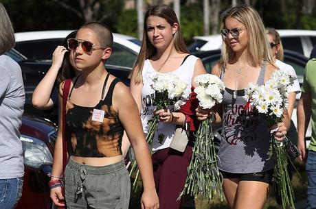 Fotos muestran a los estudiantes y padres de Parkland que regresan a la escuela por primera vez desde el tiroteo