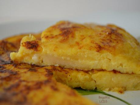 Tortilla dulce de pan, manzana y queso al ron