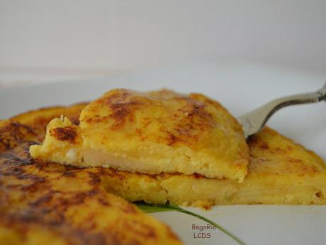 Tortilla dulce de pan, manzana y queso al ron