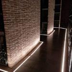 Pasillos iluminados con led con nichos de vino que se pueden alquilar