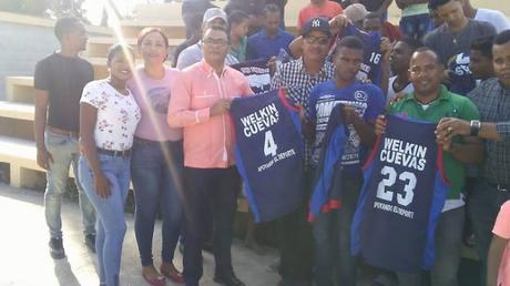 Welkin Cuevas entrega uniformes a deportistas del Jobo de Tamayo.