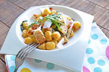 Ñoquis con pollo, rúcula y tomates a la albahaca Ñoquis con pollo, rúcula y tomates a la albahaca
