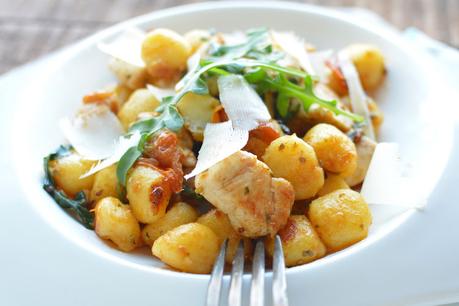 Ñoquis con pollo, rúcula y tomates a la albahaca Ñoquis con pollo, rúcula y tomates a la albahaca
