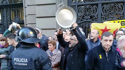 Caceroladas y gritos antimonárquicos (“Los catalanes no tenemos rey”) en Barcelona.