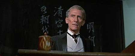 Peter Cushing en una secuencia de Kung Fu contra los 7 vampiros de oro