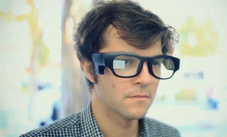 Unas gafas inteligentes que leen por ti (y te susurran las palabras) como ayuda a disléxicos y gente con problemas visuales