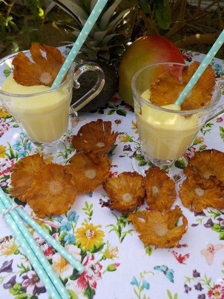 pineapple-mango-smoothie, pineapple-flowers, batido-de-piña-y-mango