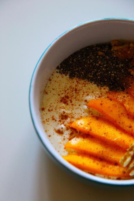 BOWL DE YOGUR DE ALMENDRAS CON MANGO BOWL DE YOGUR DE ALMENDRAS CON MANGO