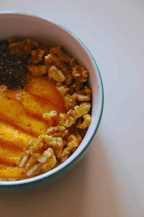 BOWL DE YOGUR DE ALMENDRAS CON MANGO BOWL DE YOGUR DE ALMENDRAS CON MANGO