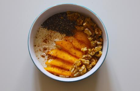 BOWL DE YOGUR DE ALMENDRAS CON MANGO BOWL DE YOGUR DE ALMENDRAS CON MANGO