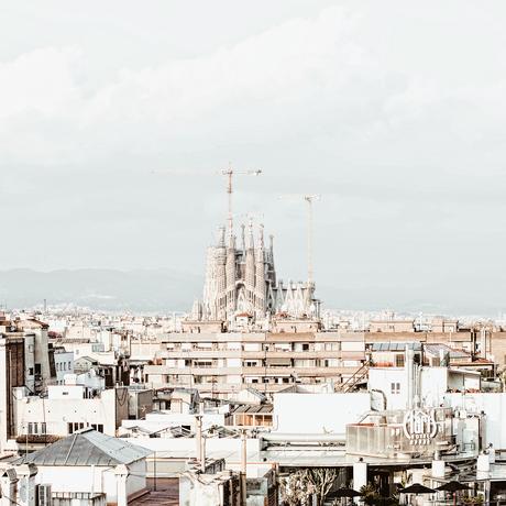 una terraza con vistas de Barcelona