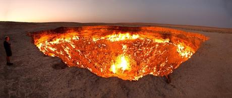 Un enorme cráter en medio del desierto ha estado ardiendo durante décadas